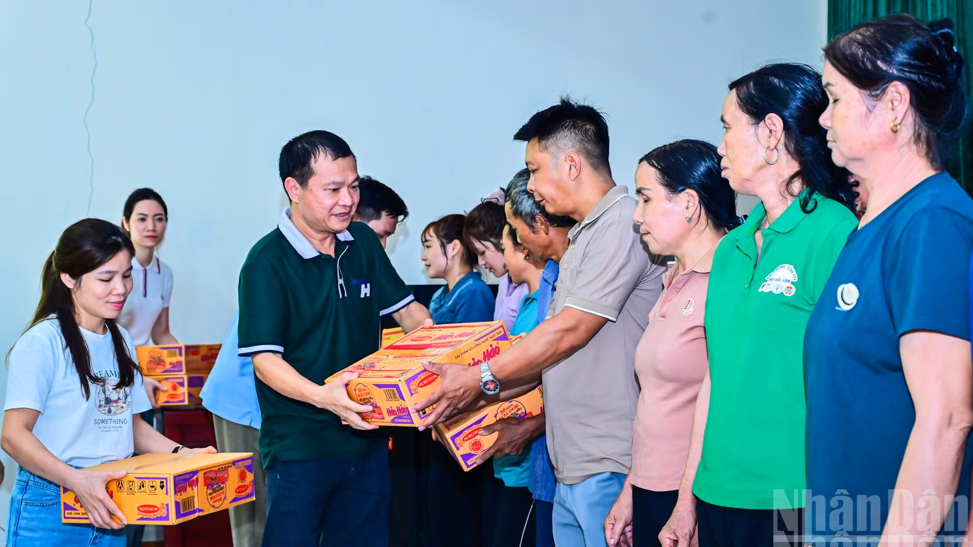 [Foto] Sindicato del periódico Nhan Dan comparte dificultades con personas afectadas por desastres naturales en Thai Nguyen