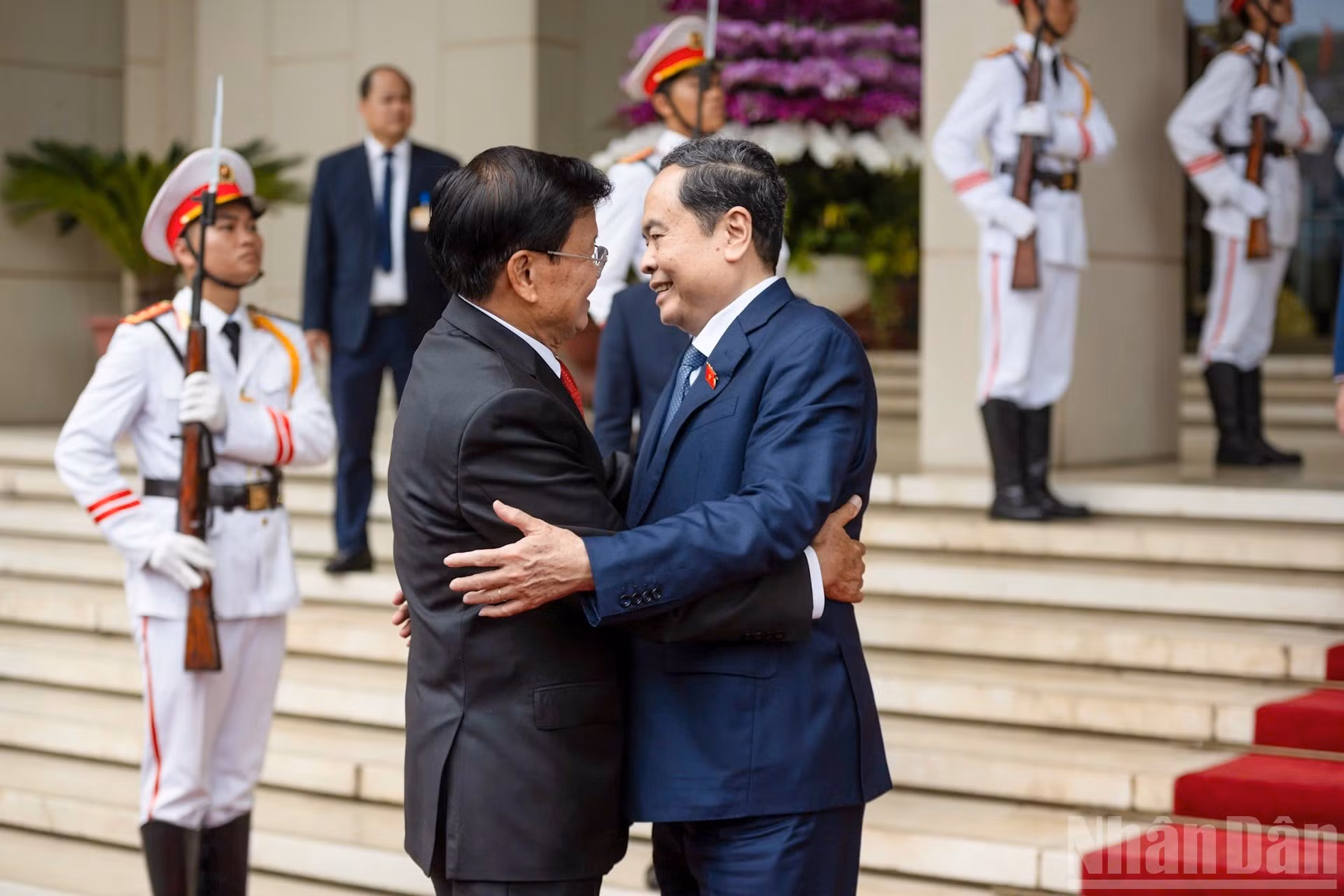 El presidente de la Asamblea Nacional de Vietnam, Tran Thanh Man, recibe al secretario general del Partido Popular Revolucionario y presidente de Laos, Thongloun Sisoulith.