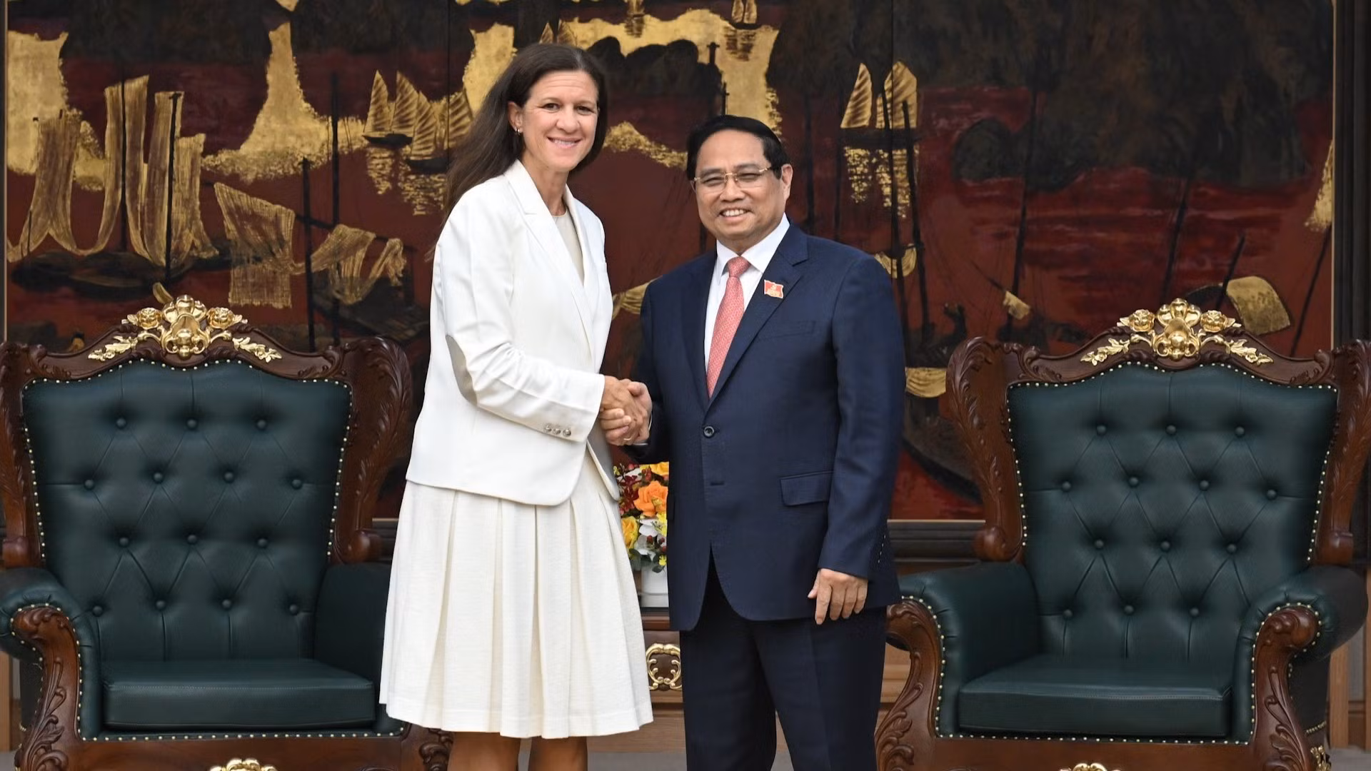 El primer ministro de Vietnam, Pham Minh Chinh, (derecha) y Mavi Zingoni, directora ejecutiva del negocio energético de la empresa estadounidense GE Vernova.
