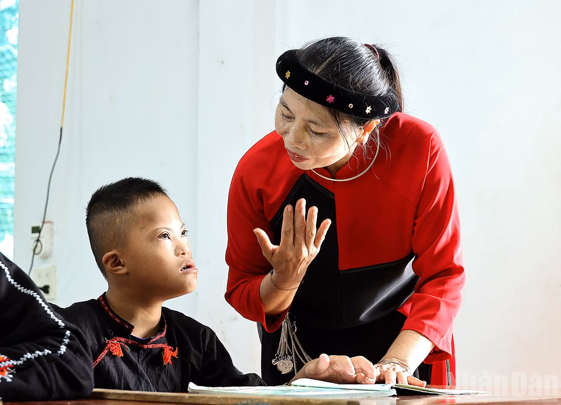 La maestra Vy enseña pronunciación a Hoang Ngoc Chien, un alumno de la etnia Dao con discapacidad intelectual, y trastornos del lenguaje y de déficit de atención con hiperactividad.