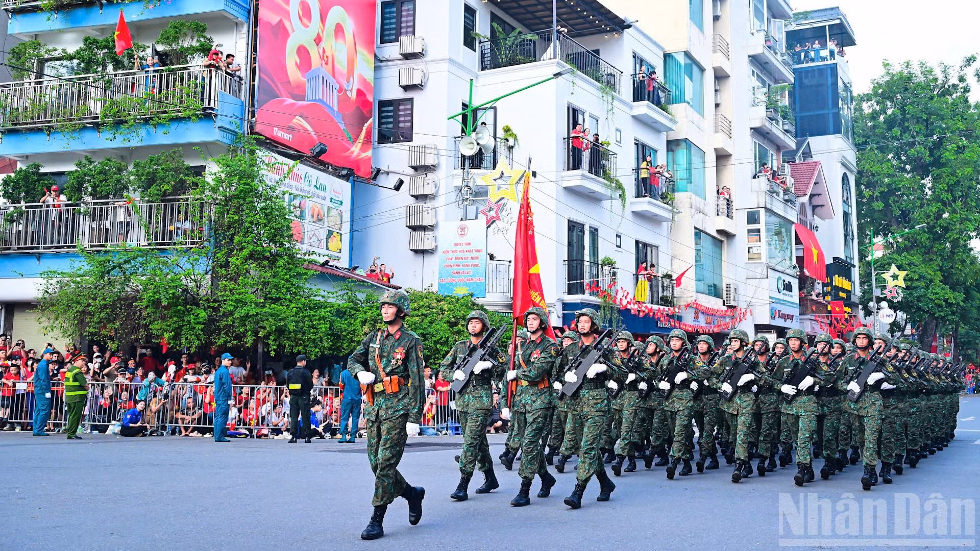 [Foto] Fuerzas militares desfilan por las calles entre vítores estremecedores 