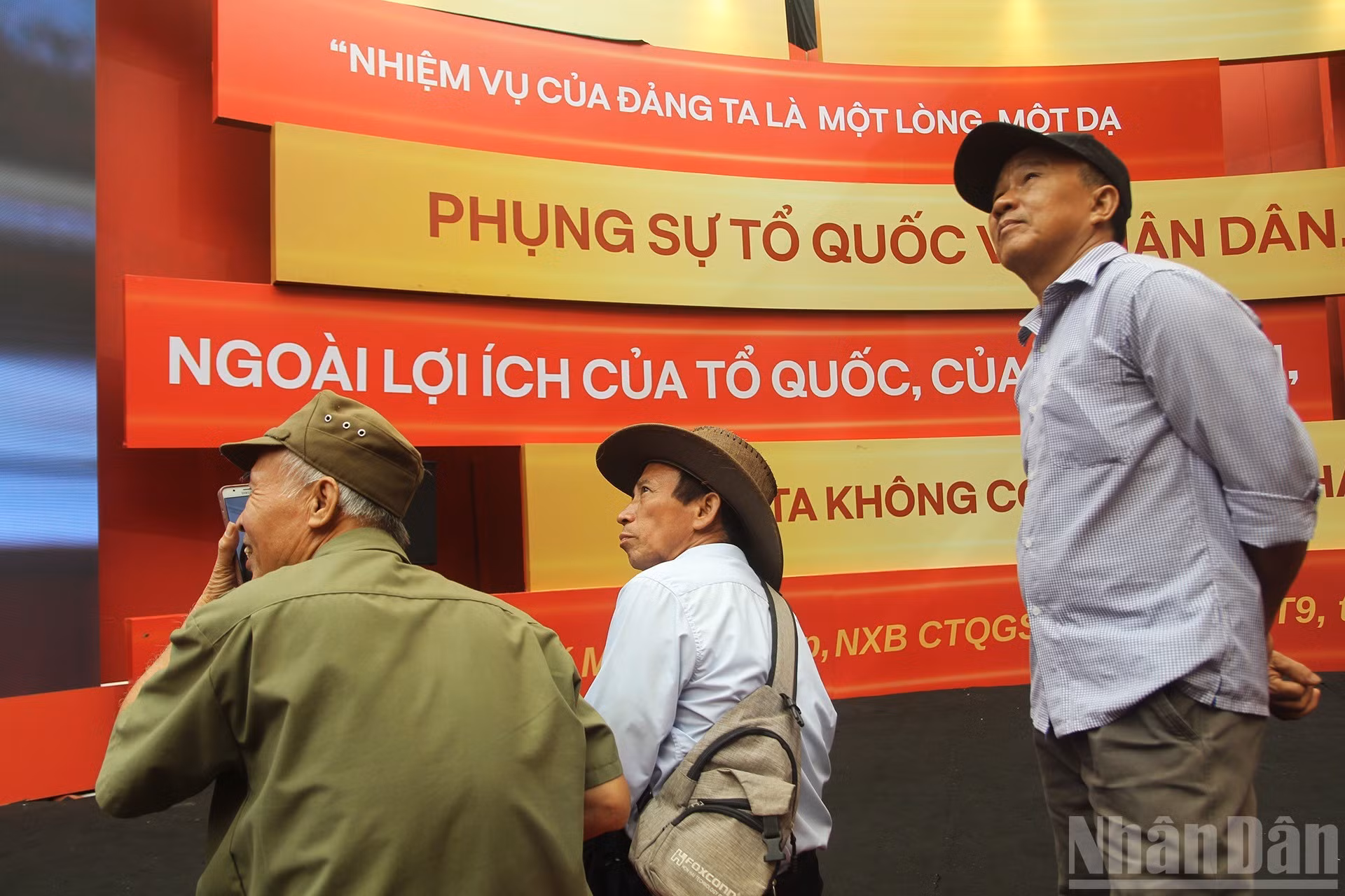 La frase clásica del Presidente Ho Chi Minh se presenta de manera artística.