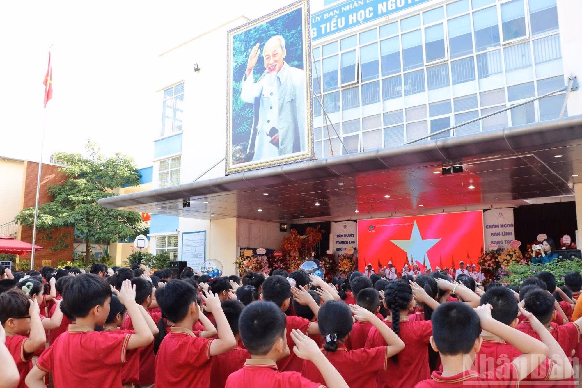 En la escuela primaria Nguyen Binh Khiem de Hanói, docentes y alumnos dan la bienvenida al nuevo año escolar junto con los 26 millones de estudiantes de todo el país a través de la pantalla.