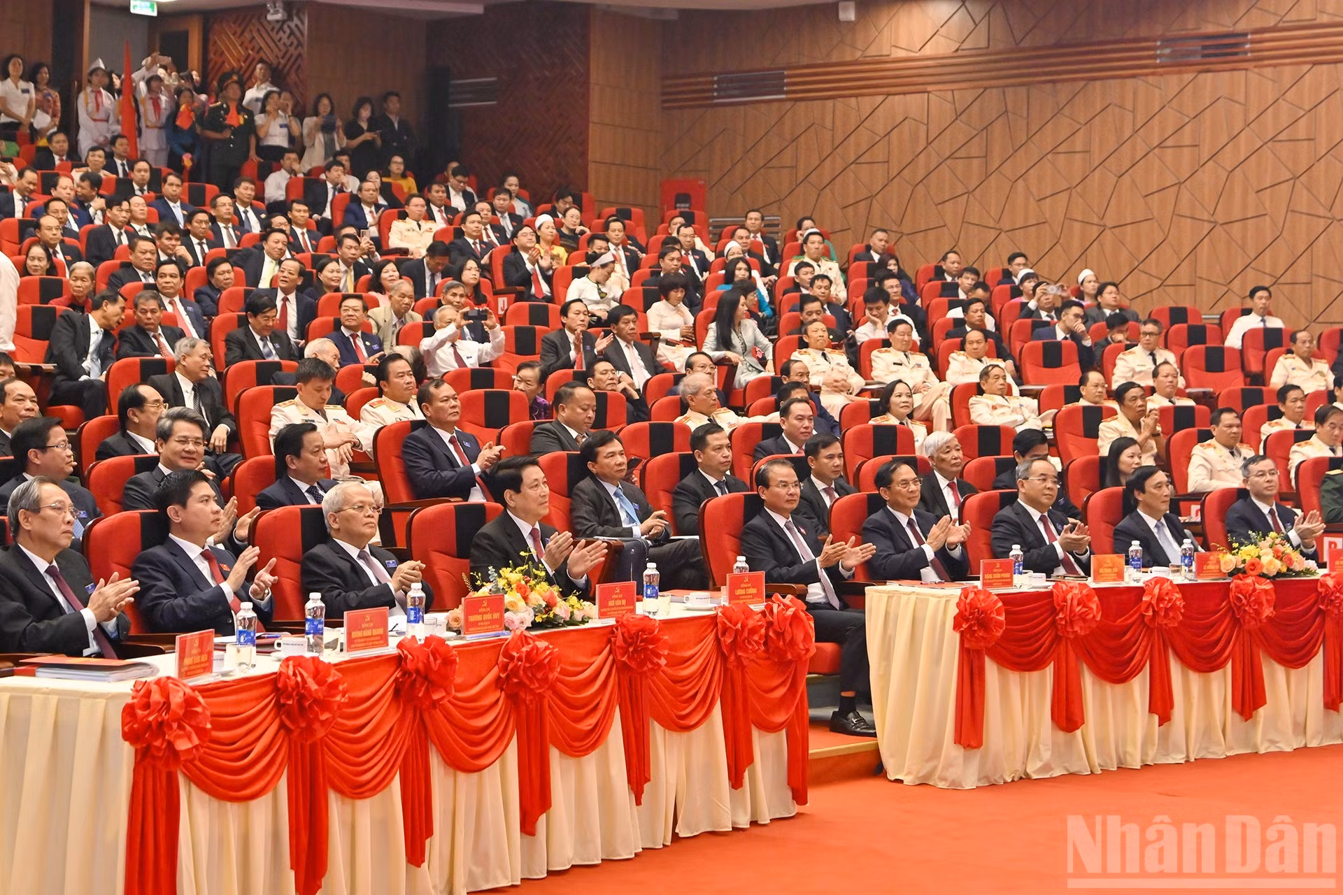 El presidente vietnamita, Luong Cuong, y los delegados asisten a la cita.