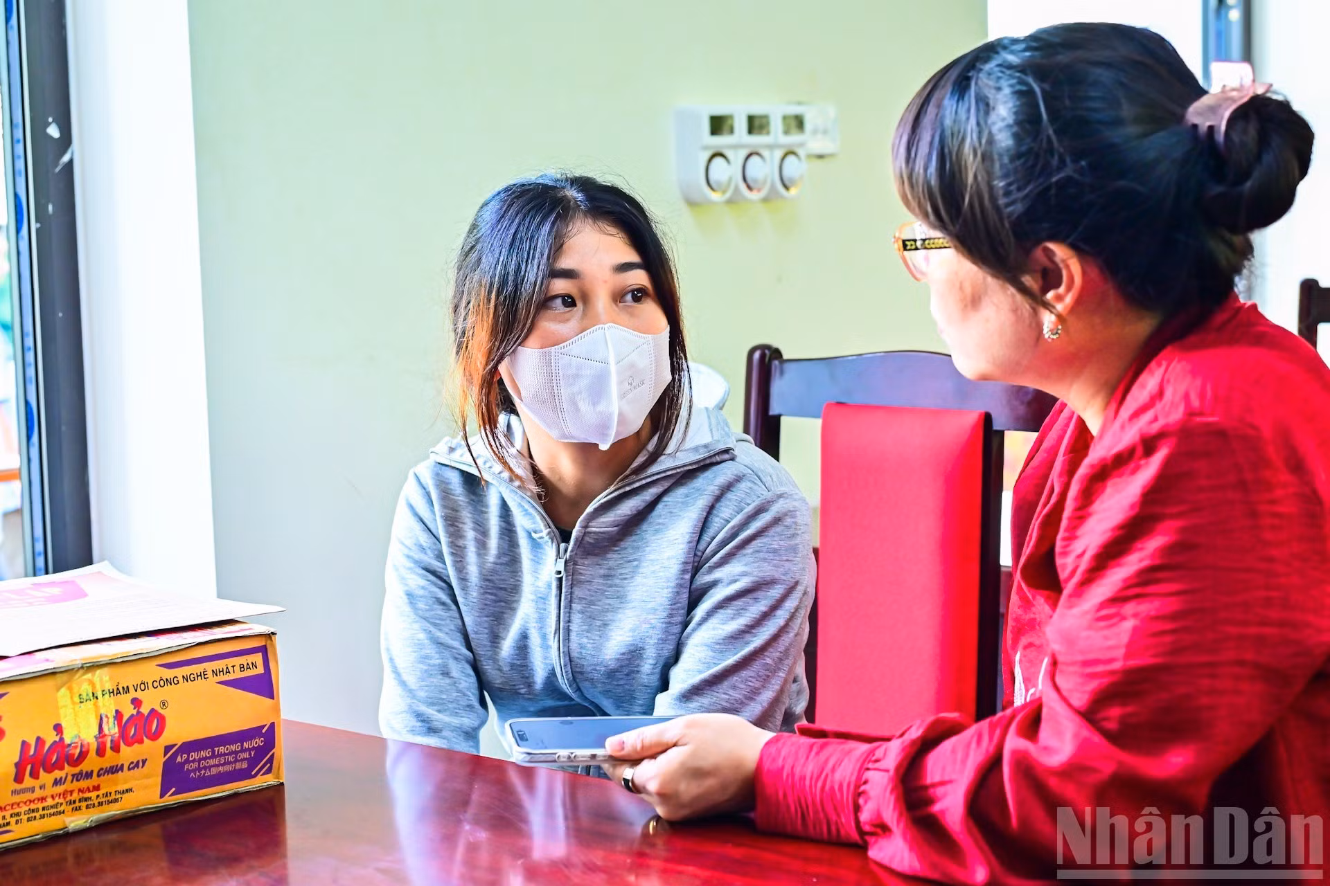 Los miembros del sindicato Nhan Dan expresan su solidaridad con Ly Thi Diep, que perdió a dos familiares, su abuela materna y su padre, en las recientes inundaciones repentinas y corrimientos de tierra.