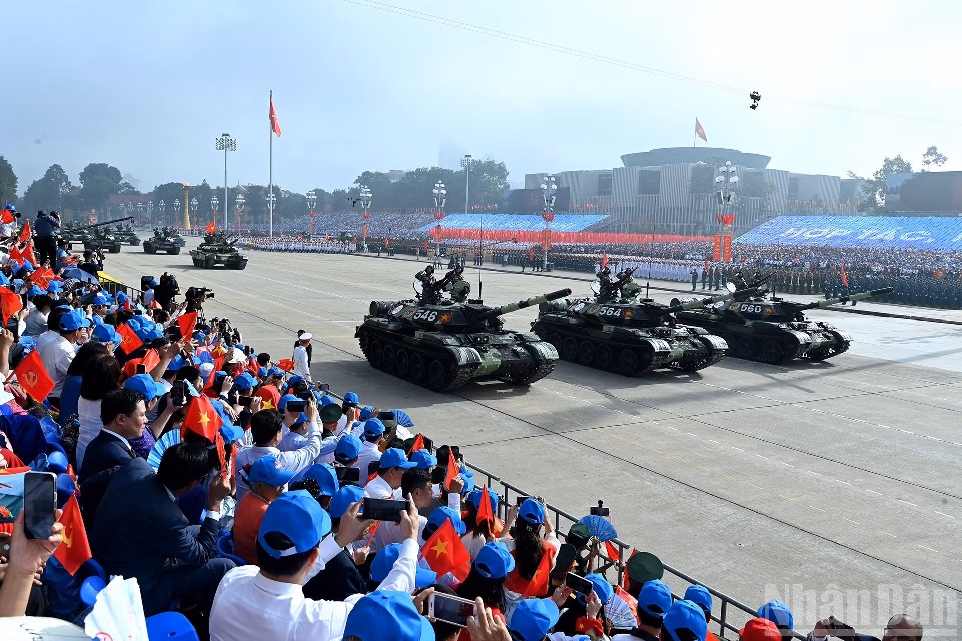 El bloque de tanques desfila por la Plaza de Ba Dinh.