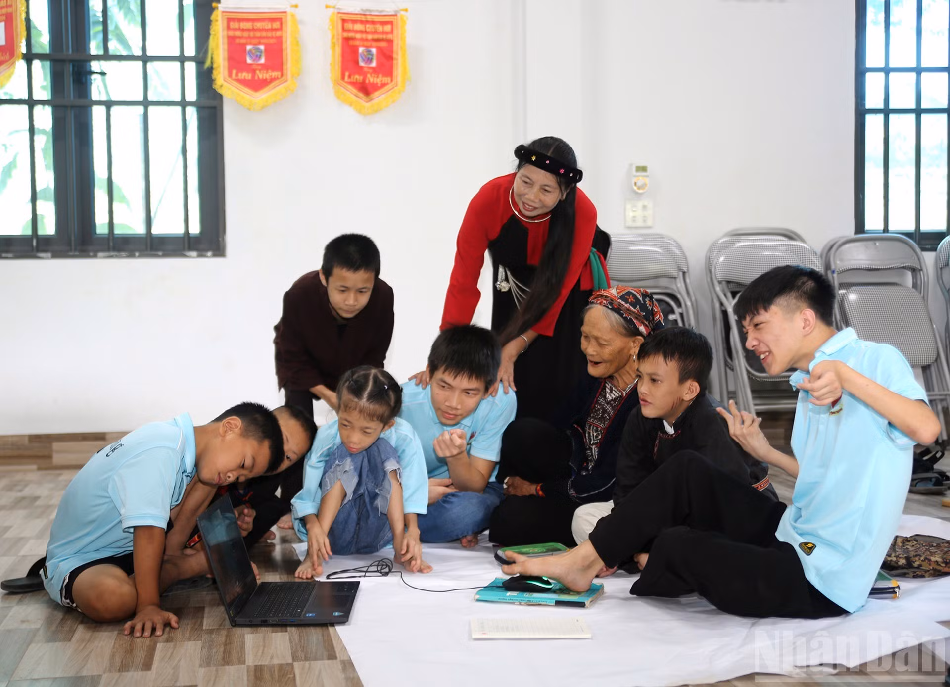 La maestra Vy y sus alumnos asisten a una clase en línea para niños con discapacidad.