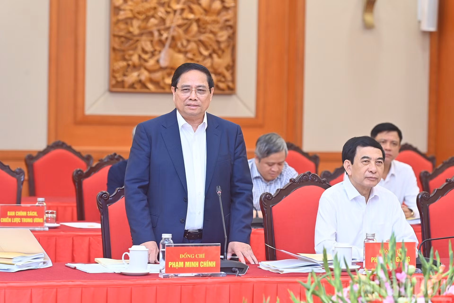 Pham Minh Chinh, miembro del Buró Político, secretario del Comité partidista del Gobierno y primer ministro interviene en la cita.