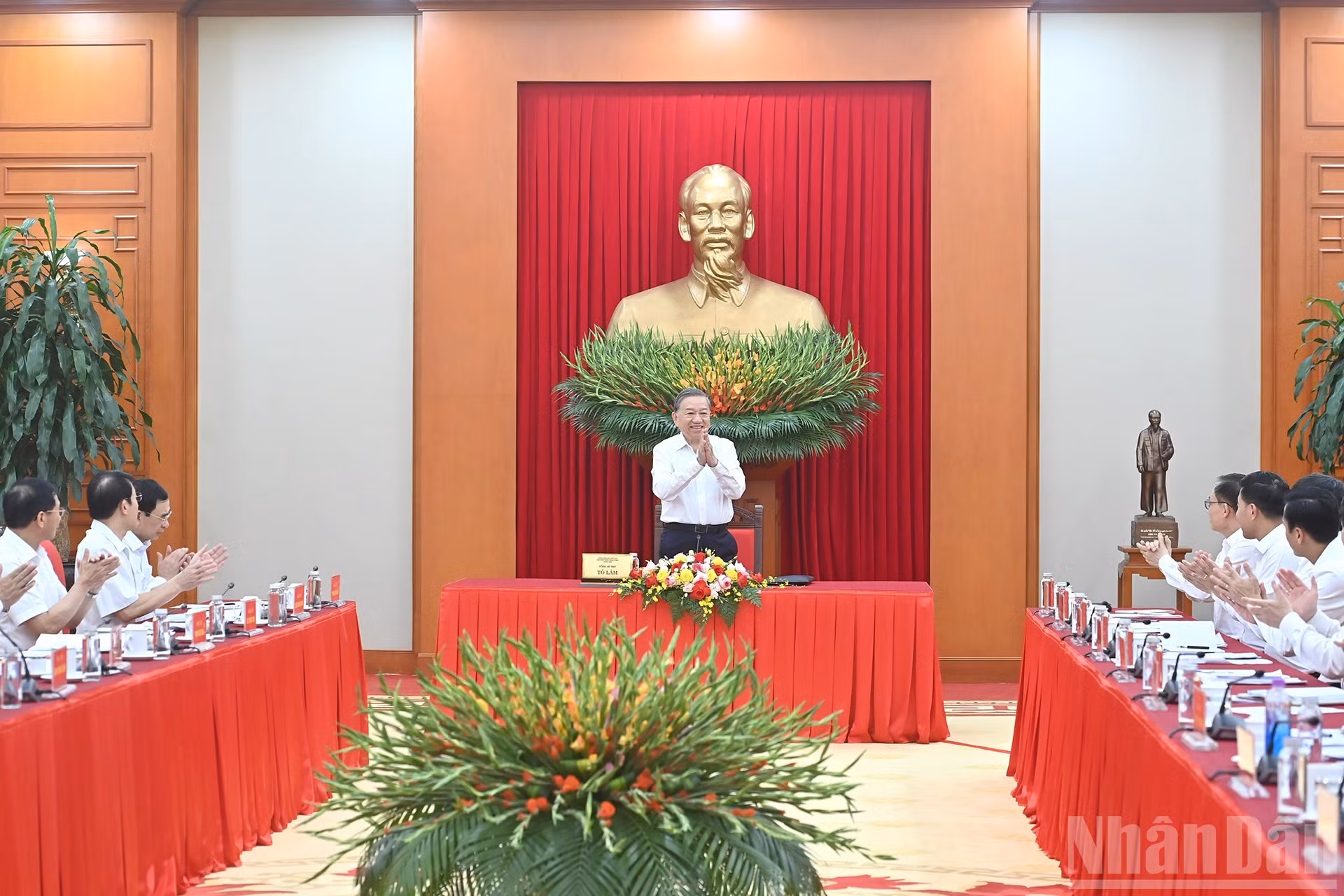 El secretario general del Partido Cominista de Vietnam, To Lam, preside la reunión.