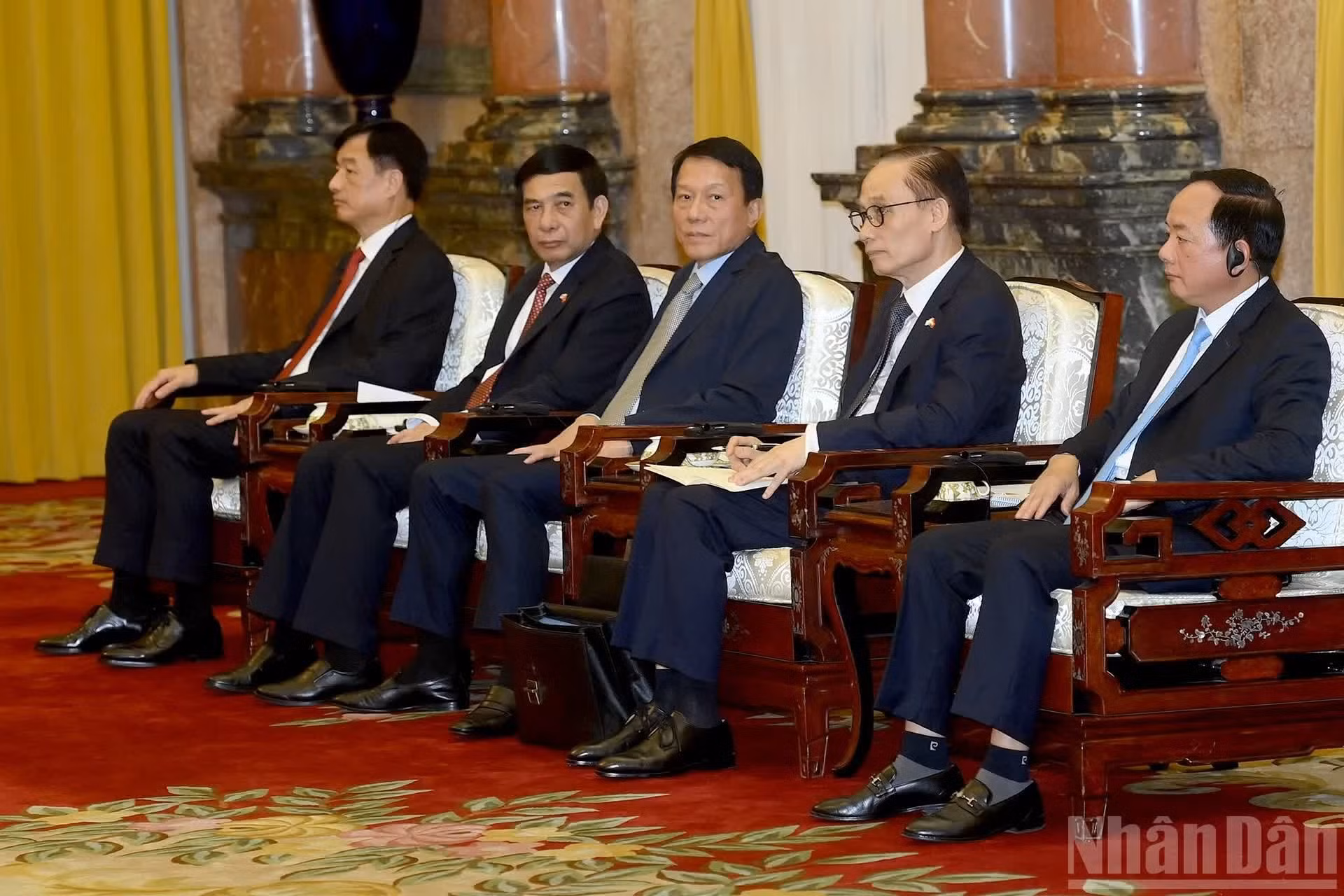 Asistentes vietnamitas en la cita.