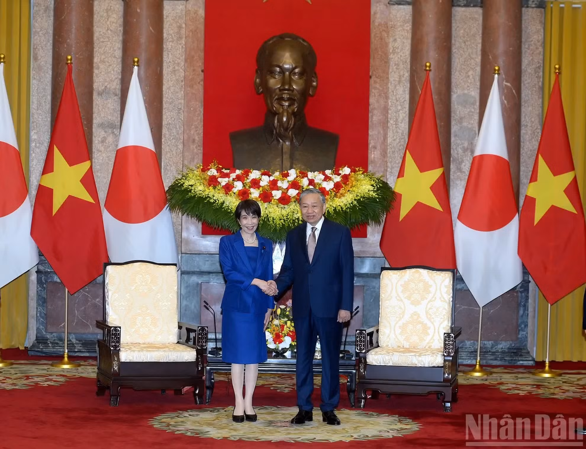 El secretario general del Partido Comunista y presidente de Vietnam, To Lam, y la primera ministra japonesa, Takaichi Sanae.
