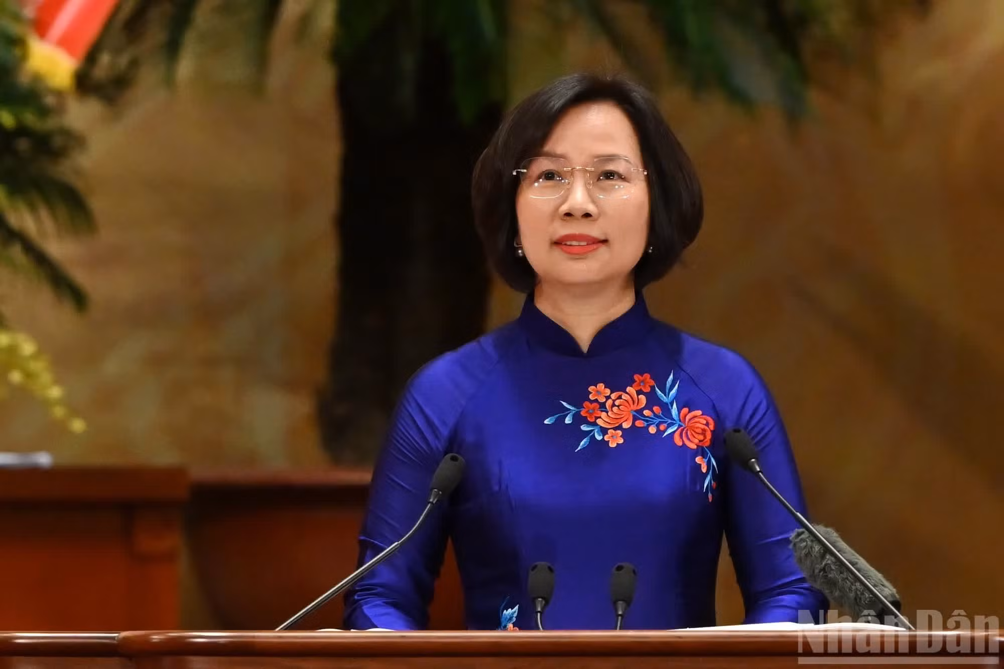 La presidenta del Comité del Frente de la Patria de Vietnam en Hanói, Bui Huyen Mai, presenta una ponencia en el Congreso.