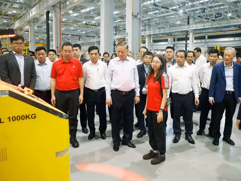 El dirigente vietnamita en el Centro de Pruebas Ferroviarias de Singapur.