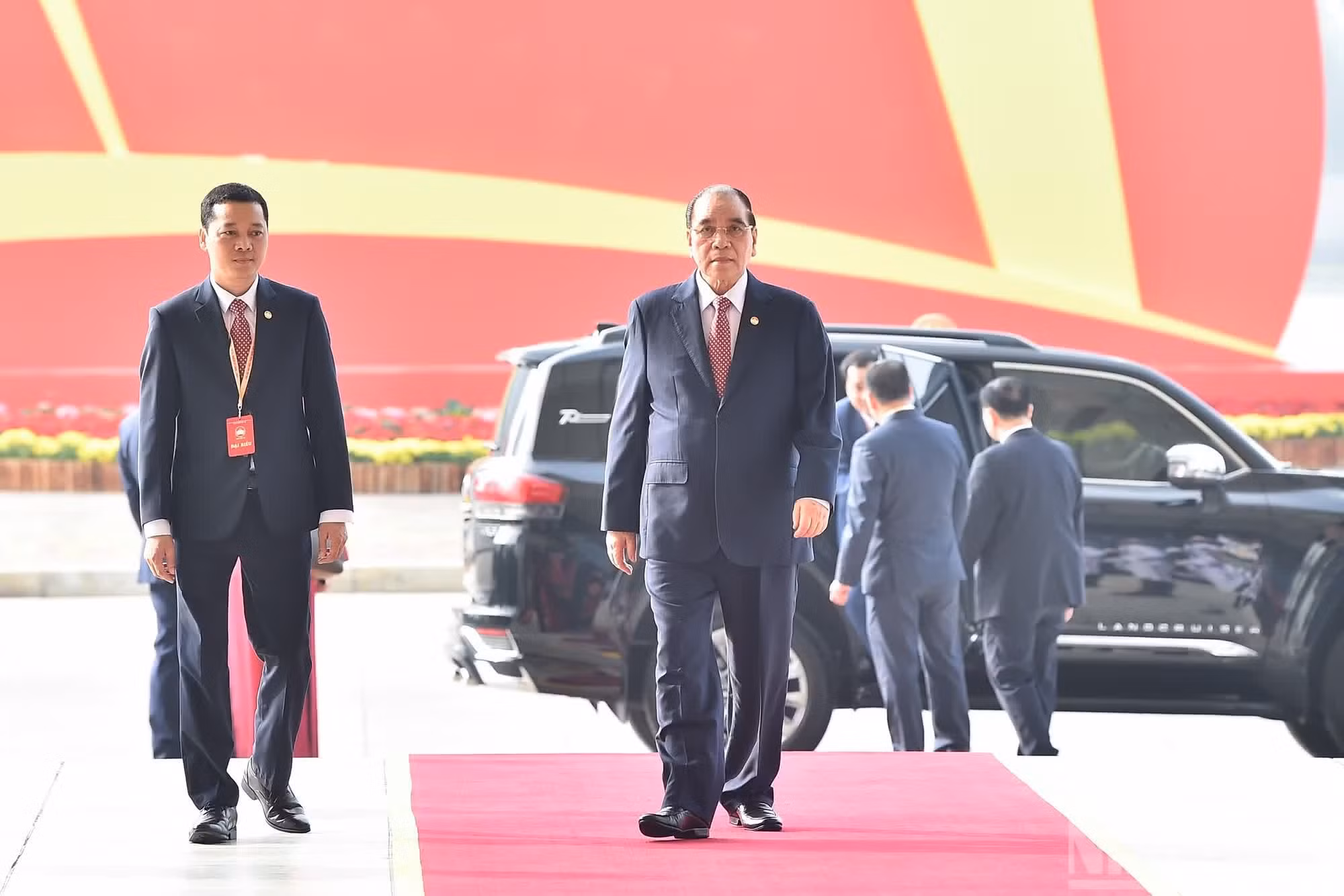 El exsecretario general del Partido Nong Duc Manh asiste al evento.