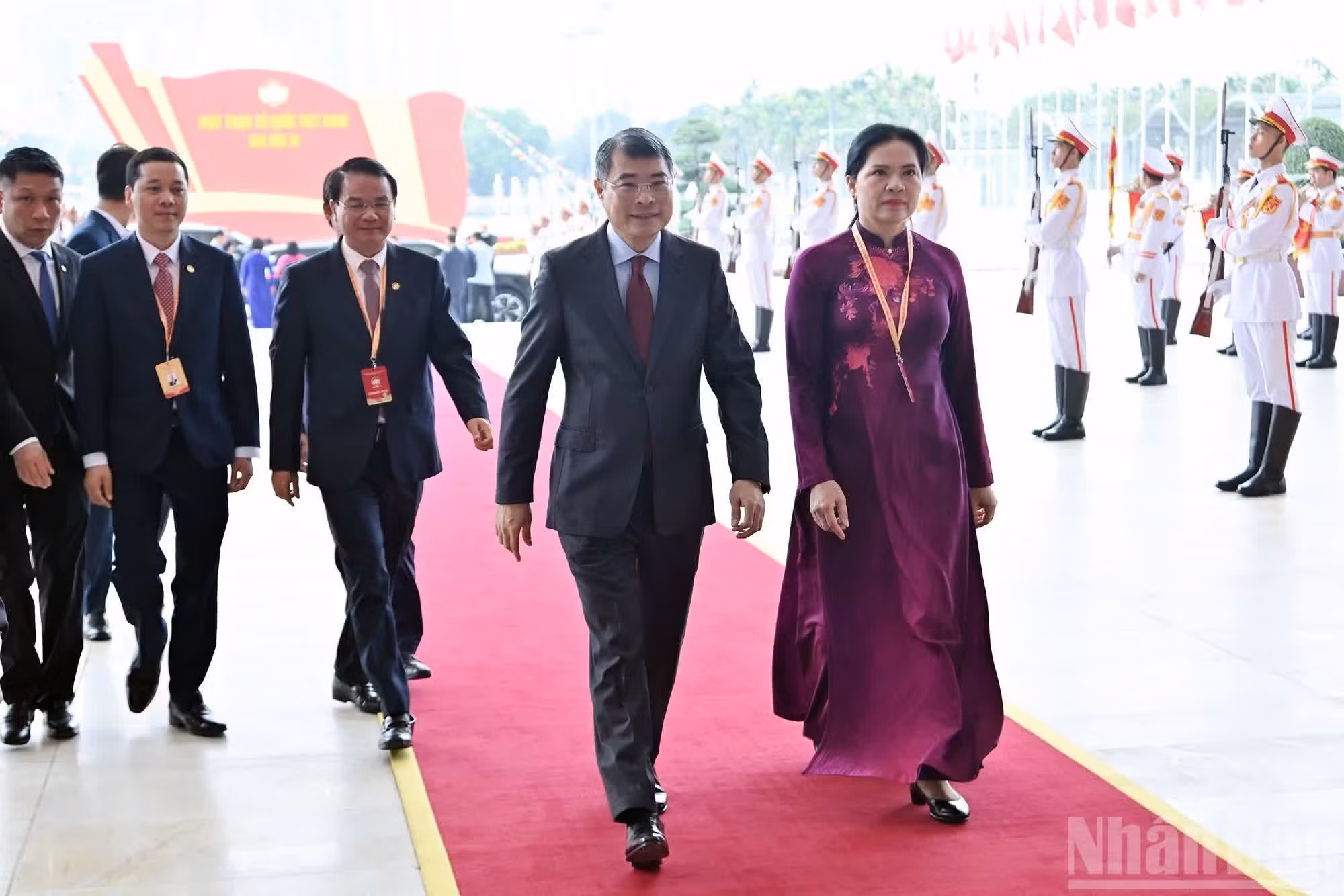 El primer ministro Le Minh Hung asiste al Congreso.