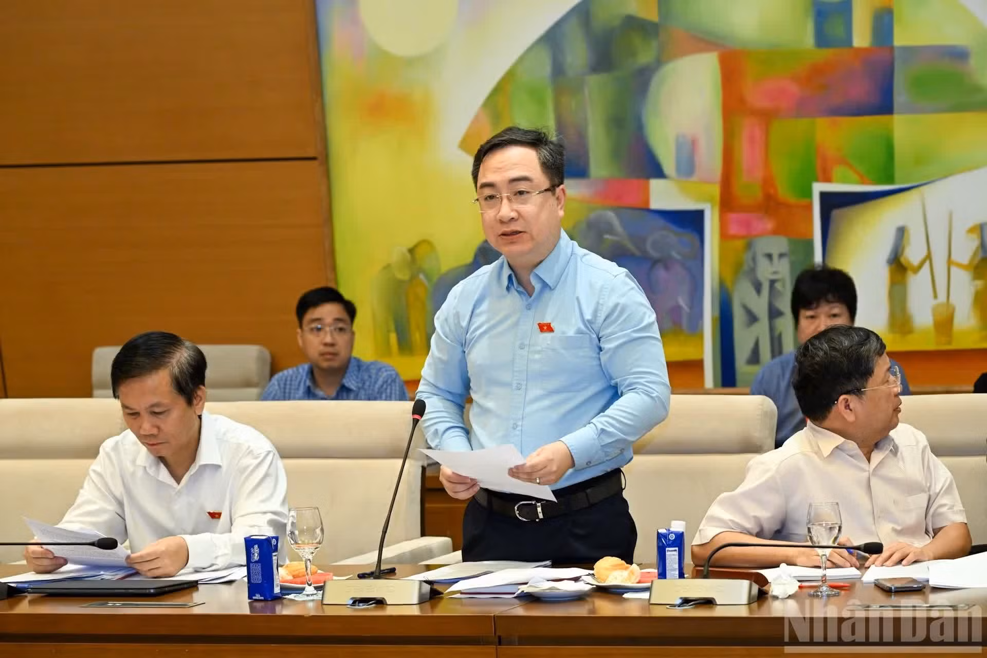 El vicesecretario del Comité del Partido de la Asamblea Nacional y vicejefe de la Comisión de Asuntos Socioculturales de la Asamblea Nacional, Dang Xuan Phuong, inetrviene en la reunión.