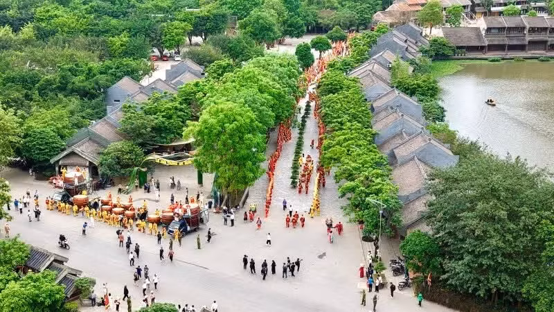 La procesión del Dragón hacia el embarcadero de Trang An.