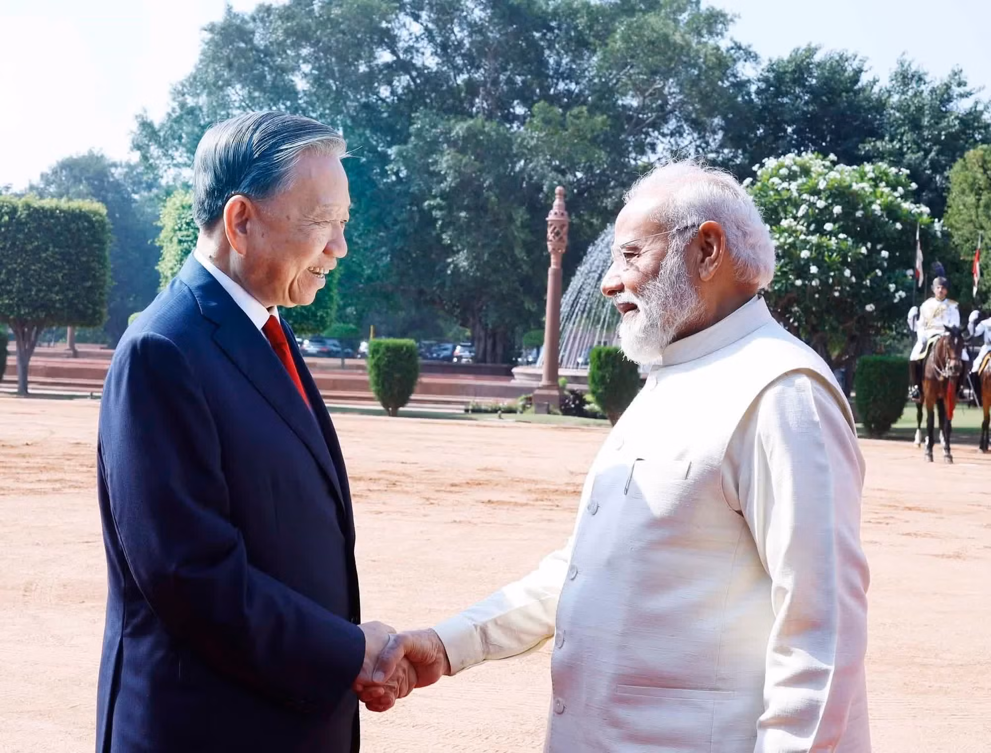 El primer ministro de India, Narendra Modi, recibe al dirigente vietnamita.