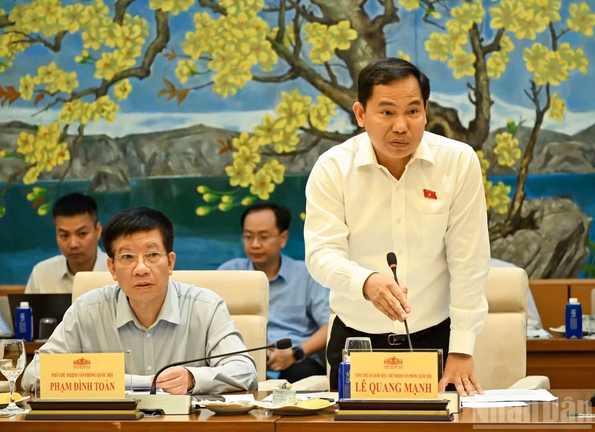 El secretario general de la Asamblea Nacional y jefe de la Oficina del cuerpo Legislativo, Le Quang Manh, interviene en la reunión.