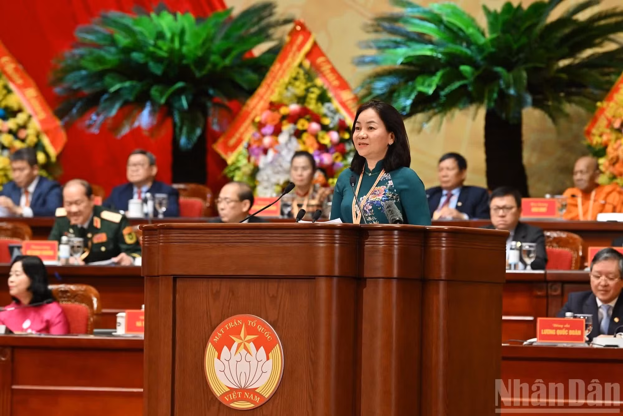 La vicepresidenta permanente del Comité del Frente de la Patria de Vietnam en Ciudad Ho Chi Minh, Truong Thi Bich Hanh, presenta una ponencia en el Congreso.