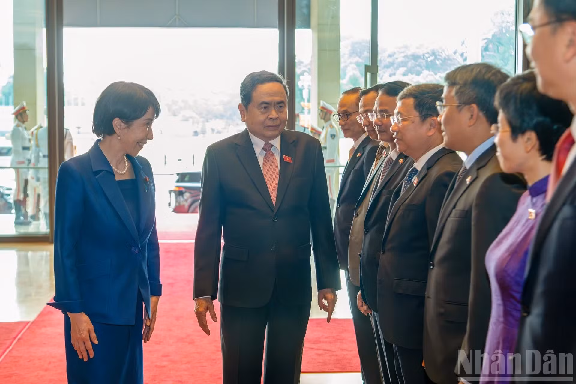 Thanh Man presenta a los delegados vietnamitas a la primera ministra de Japón.