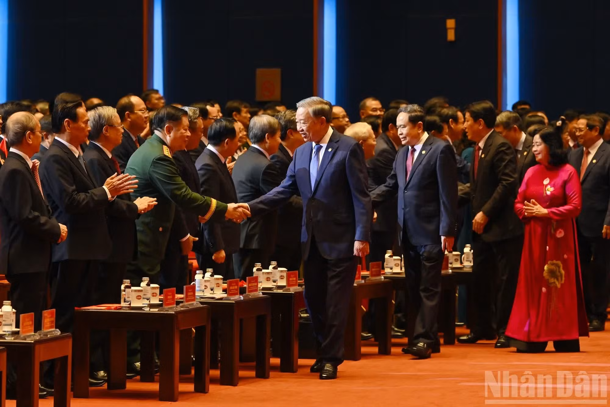 El secretario general del Partido Comunista y presidente de Vietnam, To Lam, junto con anteriores y actuales dirigentes del Partido y del Estado, asiste al Congreso.