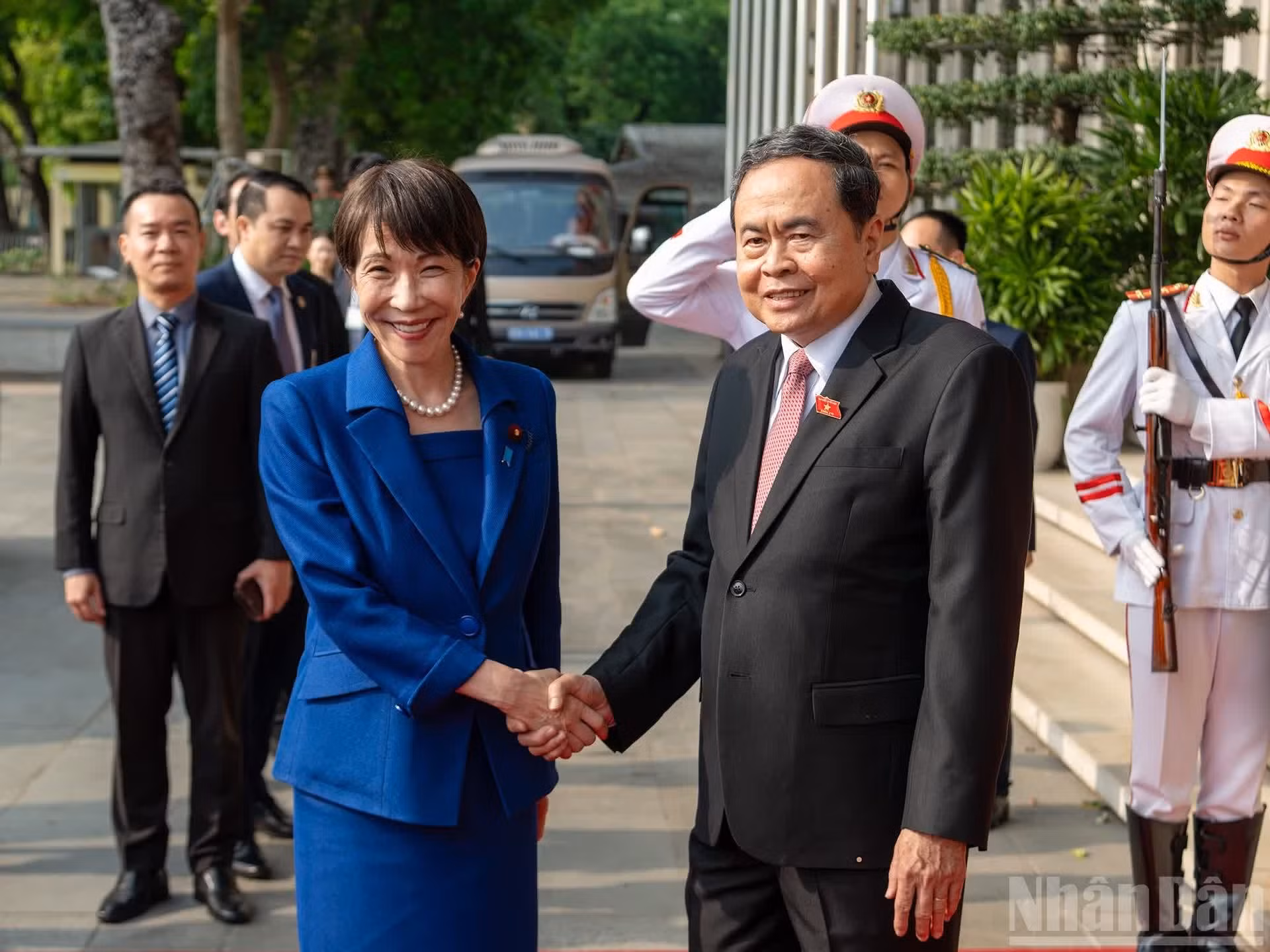 El presidente de la Asamblea Nacional de Vietnam, Tran Thanh Man, recibe a la primera ministra de Japón, Takaichi Sanae.