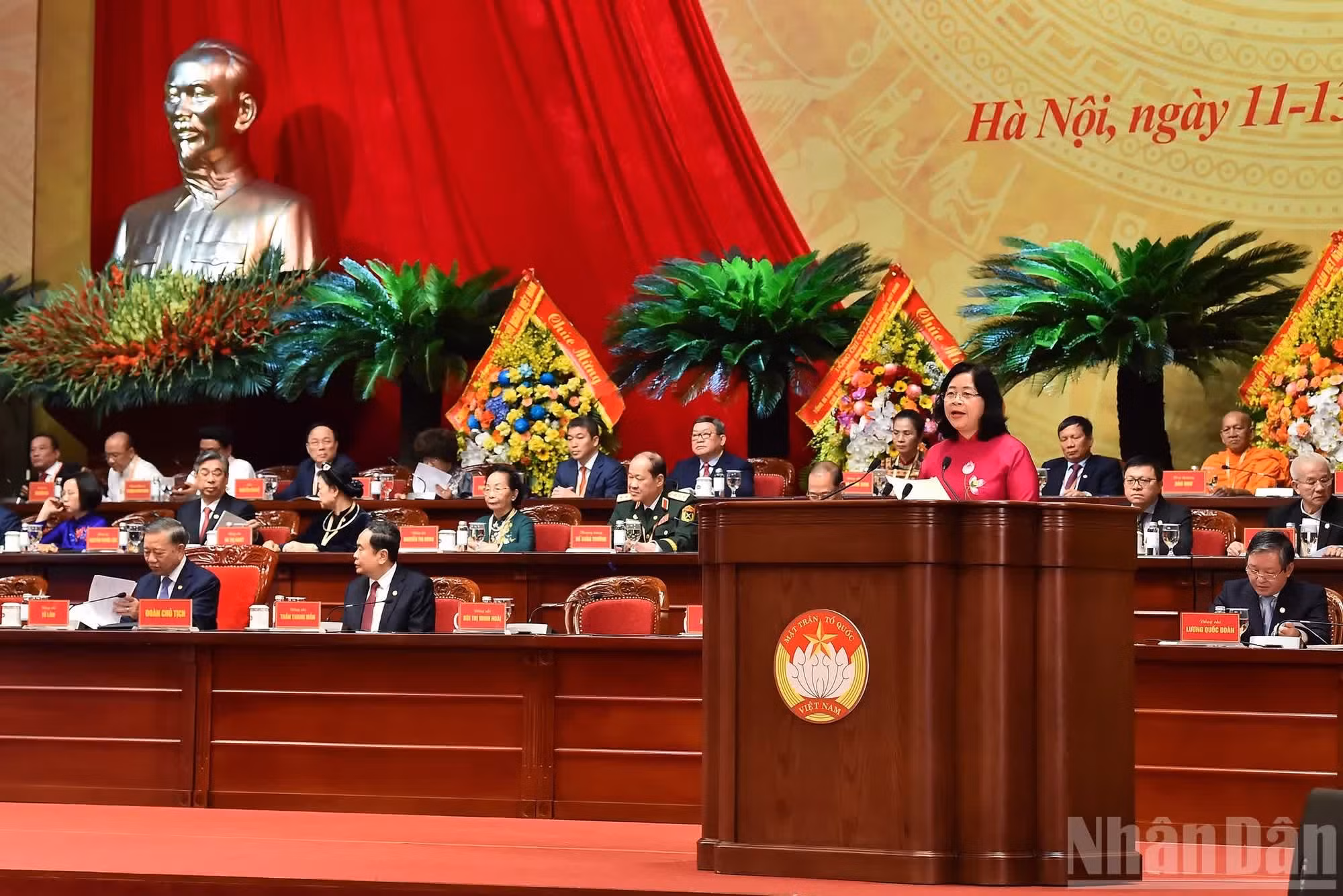 La presidenta del Comité Central del Frente de la Patria de Vietnam, Bui Thi Minh Hoai, pronuncia el discurso inaugural del Congreso.