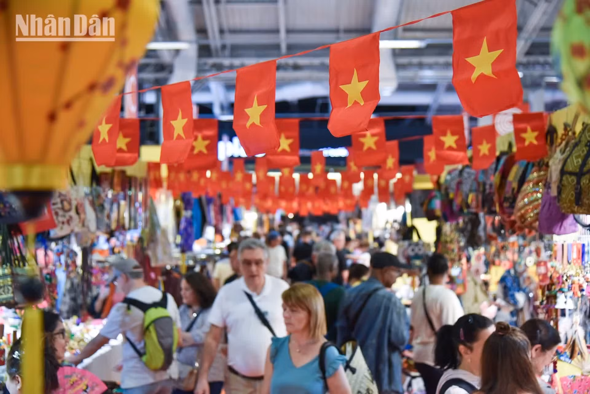 Señaló además que la inauguración del pabellón vietnamita cuenta cada año con la presencia del embajador de Vietnam en Francia, lo que refleja la gran importancia que el país concede al evento y a la difusión de su cultura ante la comunidad internacional.