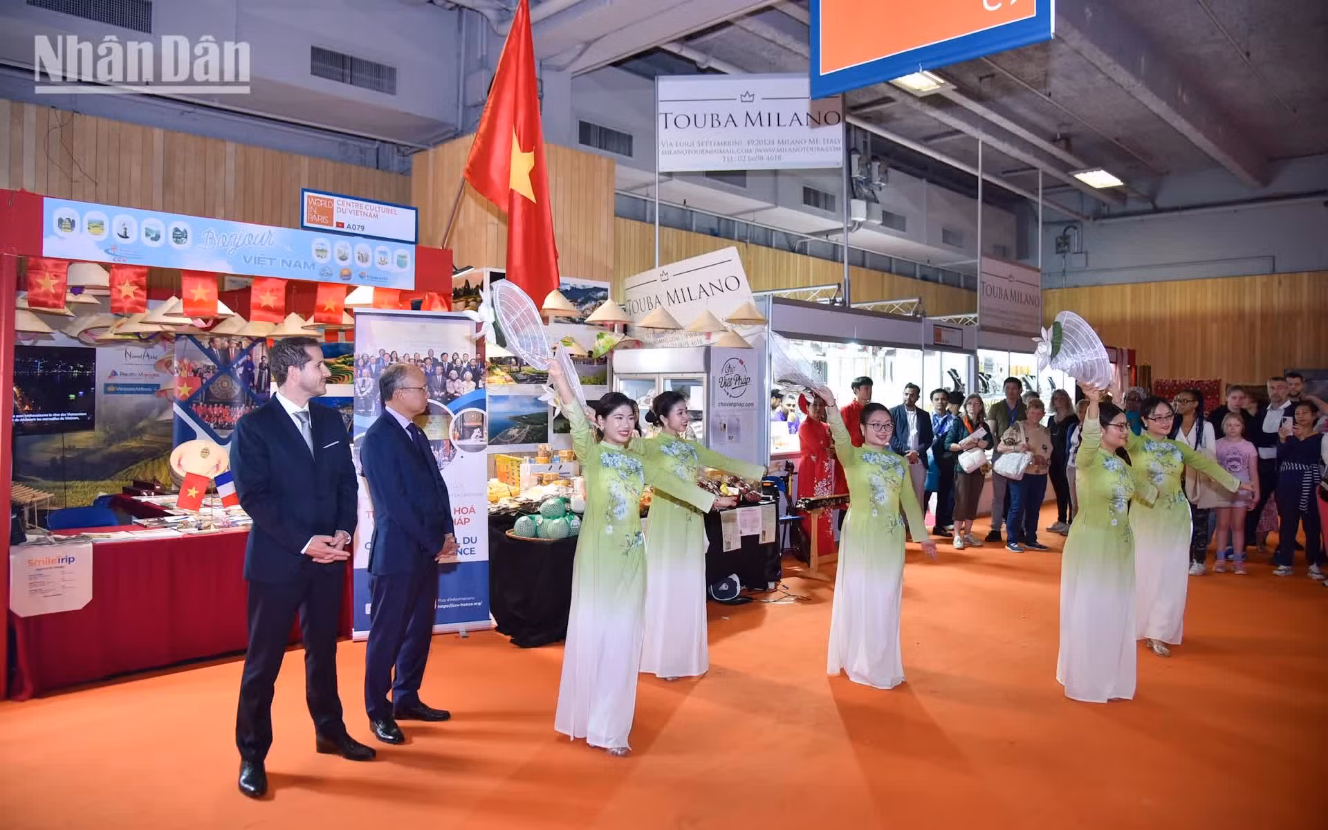 Las presentaciones artísticas contribuyen a que la Feria Internacional de París no solo sea una plataforma de conexión comercial, sino también un puente cultural entre los países participantes.