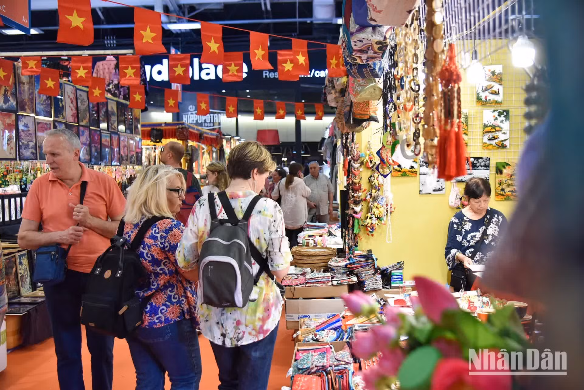 Abajoli valoró altamente la participación del Centro Cultural de Vietnam en Francia, que contribuye a convertir el pabellón vietnamita en un punto de referencia cultural para los visitantes.