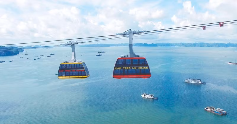 Paseo en teleférico en la Bahía de Ha Long. (Foto: VNA)