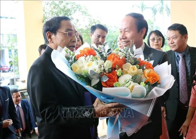 Líderes de la ciudad de Hai Phong regala flores al vicepresidente de Laos, Bounthong Chitmany. (Foto: VNA)