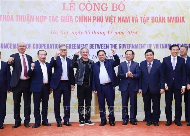 El primer ministro de Vietnam, Pham Minh Chinh, y Jensen Huang, fundador y director ejecutivo de NVIDIA y los delegados durante la ceremonia de anuncio de la cooperación entre el gobierno de Vietnam y el Grupo NVIDIA (Foto: VNA)