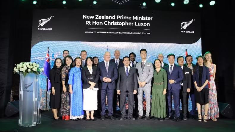 Representantes de FPT Long Chau y socios en la ceremonia de firma.