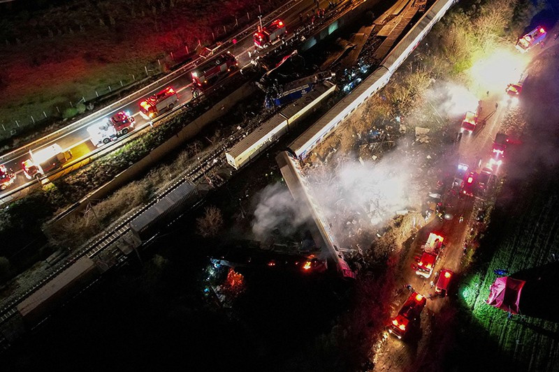 La policía y el ejército se movilizaron para rescatar a las víctimas del accidente. (Foto: Reuters)
