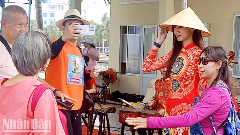 Arriba a Vietnam súper crucero con miles de turistas ảnh 2