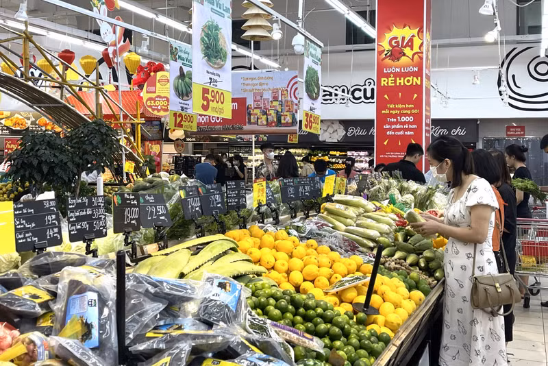 Ciudadanos compran productos en el supermercado de Go! Ha Long