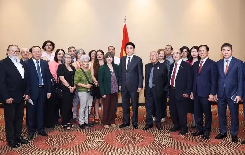 El presidente vietnamita Luong Cuong y los delegados (Foto: VNA)