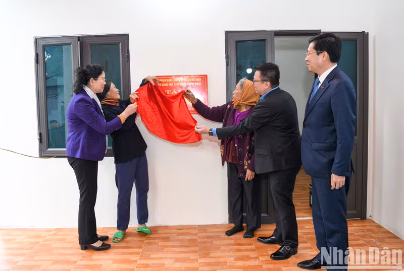 Desvelan una placa conmemorativa en una de las cinco nuevas casas.