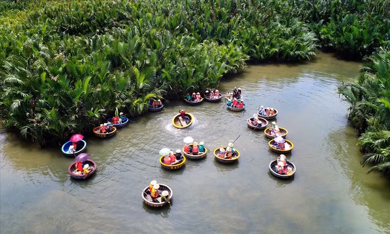 Montar en un coracle en el bosque de cocoteros de Bay Mau es una experiencia difícil de perder cuando los visitantes vienen a Hoi An.