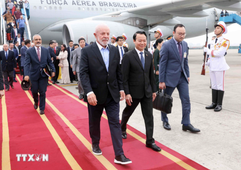 El ministro de Agricultura y Medio Ambiente de Vietnam, Do Duc Duy, recibe al presidente de Brasil, Luiz Inácio Lula da Silva en el aeropuerto internacional de Noi Bai en Hanoi. (Foto: VNA)