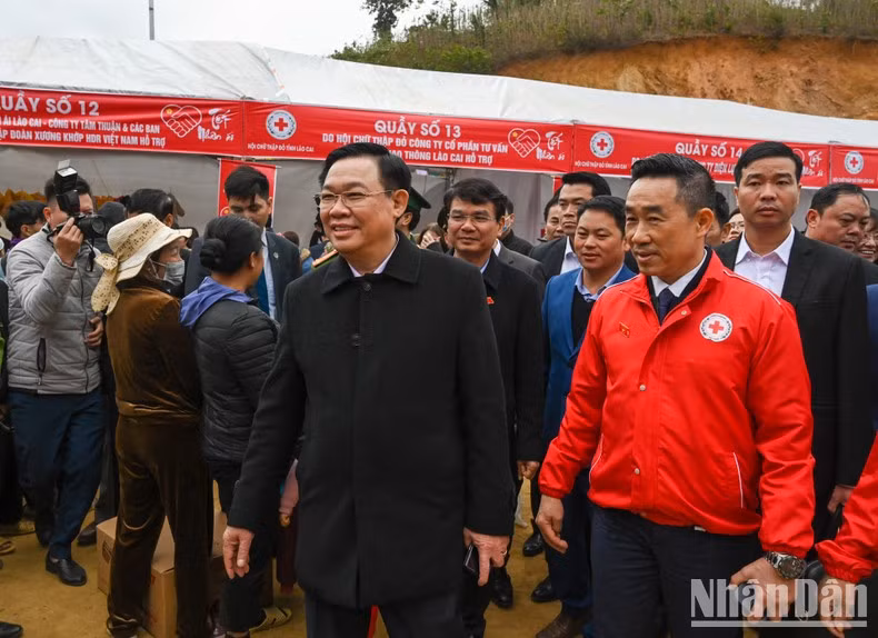 El titular del Parlamento vietnamita, Vuong Dinh Hue, y la delegación en el evento.
