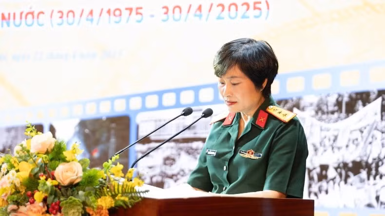 La teniente coronel Nguyen Thu Dung, directora del Cine del Ejército Popular, habla en el evento.