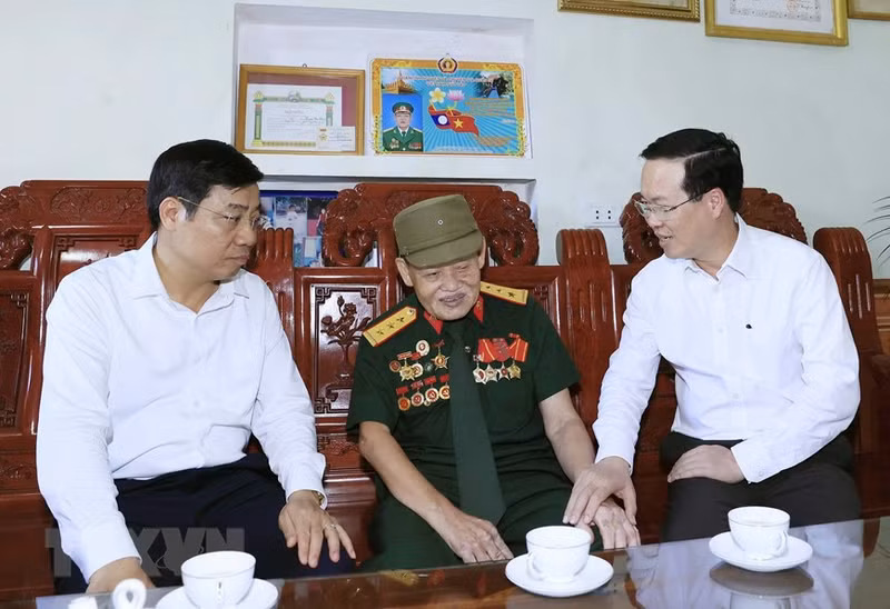 Vo Van Thuong visita y entrega regalos al inválido de guerra Nguyen Van Thong, en la aldea de Tan My, comuna de Dong Son, ciudad de Bac Giang.