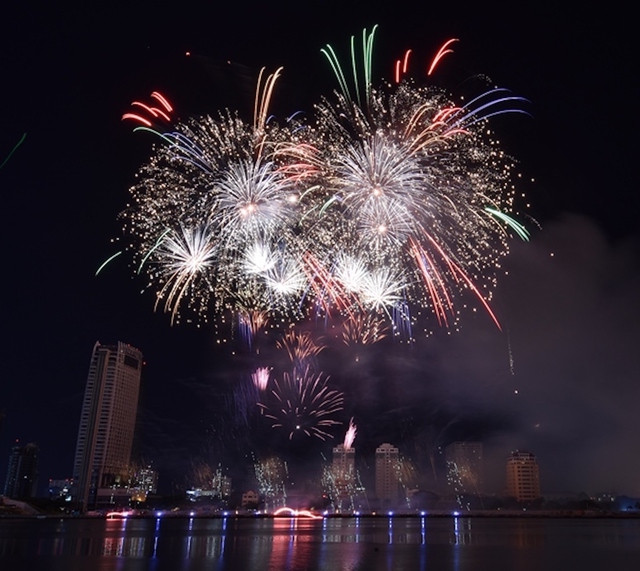 Una actuación del Festival Internacional de Fuegos Artificiales de Da Nang en el río Han. (Foto: VGP)
