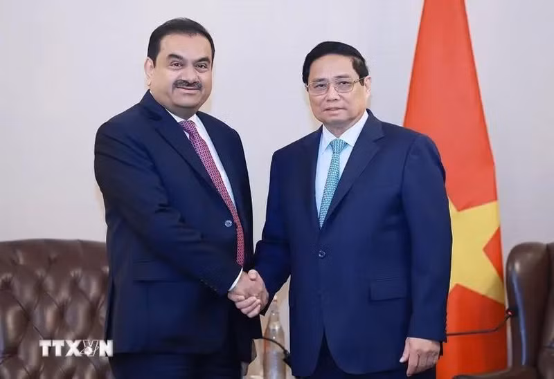 El primer ministro de Vietnam, Pham Minh Chinh y Gautam Adani, presidente del grupo indio Adani (Foto: VNA)