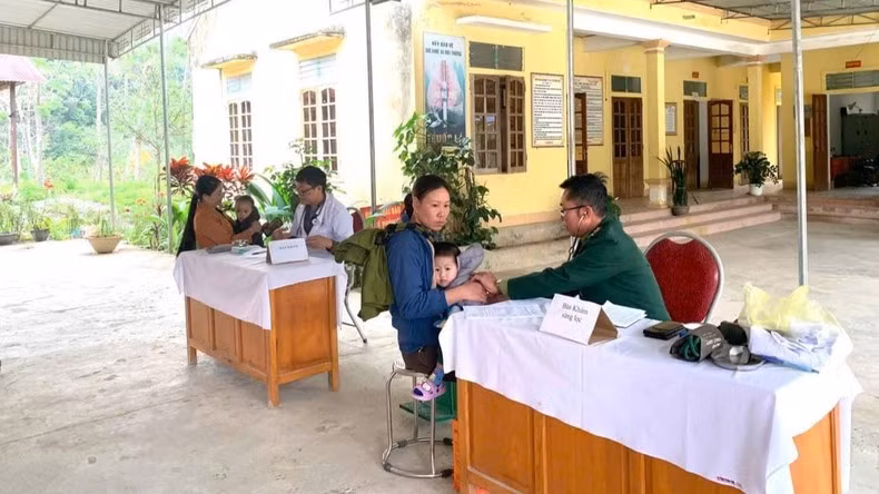 Los médicos de la estación de guardia fronteriza de Na Loi están llevando a cabo una campaña de vacunación contra el sarampión para niños de entre 1 y 6 años, así como un programa de reconocimientos médicos gratuitos y distribución de medicamentos a los habitantes de la zona.