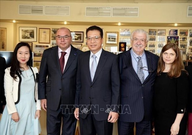 El embajador de Vietnam en Rusia, Dang Minh Khoi, sostiene reunión de trabajo con dirigentes de la agencia TASS. (Foto: VNA)