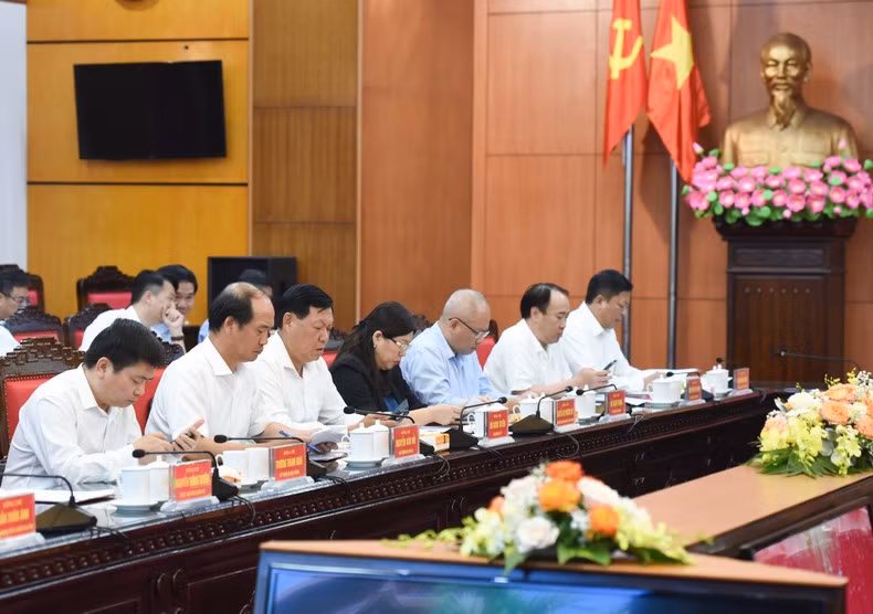 Los representantes de ministerios, departamentos y sectores del Gobierno.